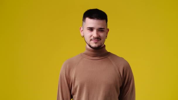 Video Man Thinking Something Yellow Background Concept Emotions — Stock video