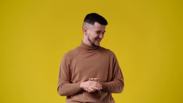 Відео Усміхненого Чоловіка Жовтому Тлі Поняття Емоцій — стокове відео
