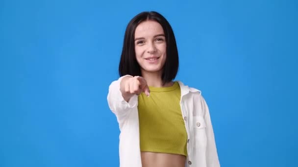 Video One Girl Posing Video Blue Background Concept Emotions — Vídeo de stock