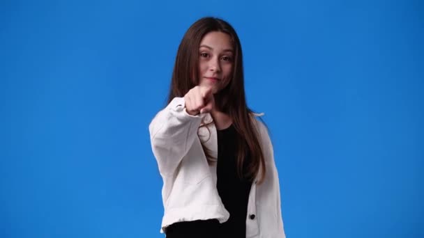 Vídeo Uma Garota Sentindo Animada Com Fundo Azul Conceito Emoções — Vídeo de Stock