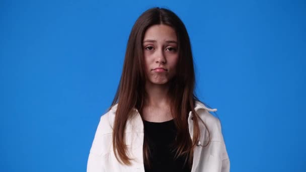 Βίντεο Από Κορίτσια Έκφραση Προσώπου Κίτρινο Φόντο Έννοια Των Συναισθημάτων — Αρχείο Βίντεο