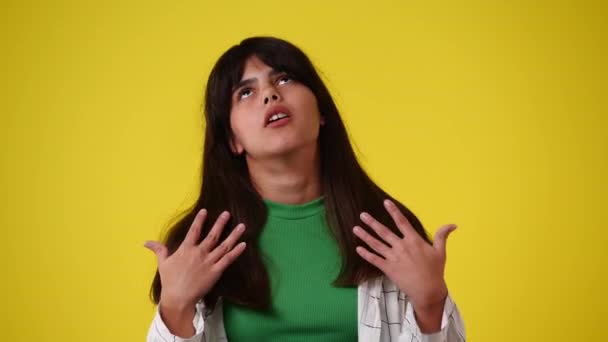黄色い背景に手で冷やされた1人の少女の4Kスローモーションビデオ 感情の概念 — ストック動画