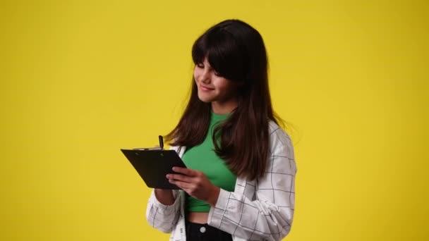 Video Una Chica Que Piensa Nota Algo Con Bolígrafo Tableta — Vídeos de Stock