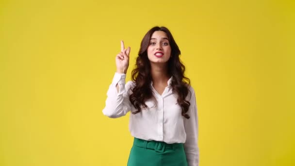 Video Una Chica Cuenta Hasta Tres Levanta Las Manos Sobre — Vídeos de Stock