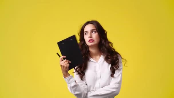 Vídeo Uma Garota Resfriada Pelo Tablet Sobre Fundo Amarelo Conceito — Vídeo de Stock