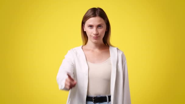 Video One Girl Who Responds Negatively Something Yellow Background Concept — ストック動画