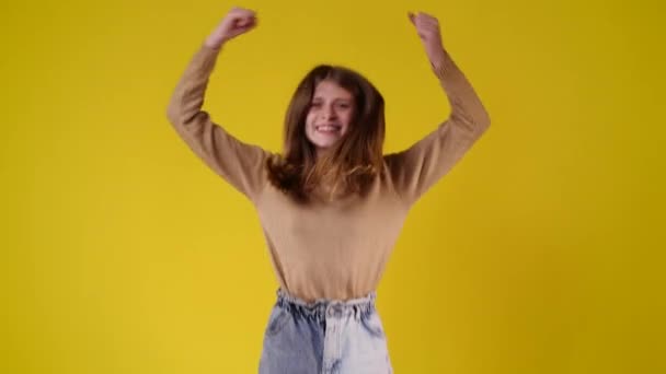 Video Cámara Lenta Una Chica Regocija Emocionalmente Sobre Fondo Amarillo — Vídeos de Stock