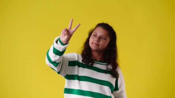 Βίντεο Από Ένα Κορίτσι Μετράει Μέχρι Τρία Και Χειροκροτεί Χέρια — Αρχείο Βίντεο