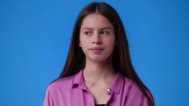 Zeitlupe Video Von Einem Mädchen Sieht Sich Und Zeigt Schweigezeichen — Stockvideo