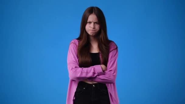 Vídeo Uma Menina Com Uma Expressão Negativa Braços Cruzados Sobre — Vídeo de Stock