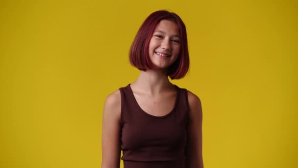 Slow Motion Wideo Jednej Dziewczyny Która Pozowała Uśmiechnęła Się Żółtym — Wideo stockowe