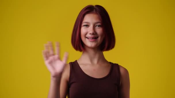 Αργή Κίνηση Βίντεο Ενός Κοριτσιού Λέει Γεια Κάποιον Πάνω Από — Αρχείο Βίντεο