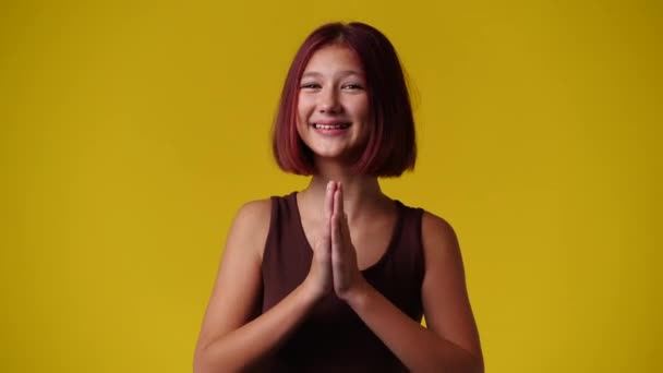 Videó Egy Aranyos Lány Aki Könyörög Sárga Háttér Érzelmek Fogalma — Stock videók