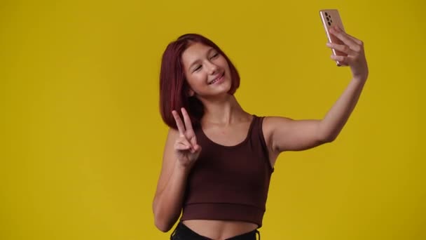 Vídeo Uma Garota Que Posando Tirando Selfies Seu Telefone Sobre — Vídeo de Stock