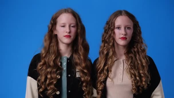 Video Van Tweeling Meisjes Zijn Geschokt Blauwe Achtergrond Concept Van — Stockvideo