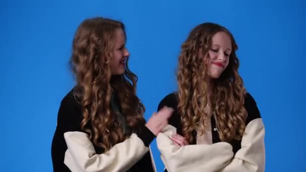 Video Gemelos Chica Que Abrazando Mostrando Los Pulgares Hacia Arriba — Vídeos de Stock