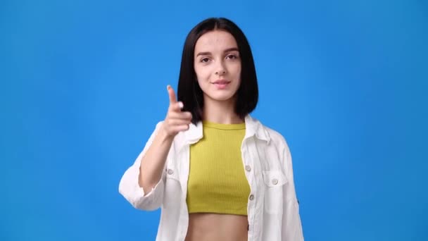 一个女孩的4K视频要求给蓝色背景的人打电话 情绪的概念 — 图库视频影像