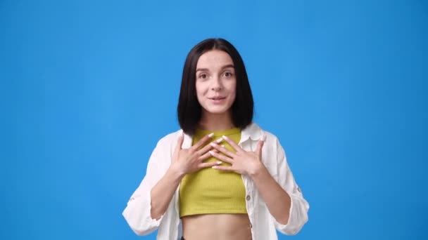 Video Jedné Mladé Dívky Raduje Modrého Pozadí Pojetí Emocí — Stock video