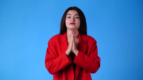 Video Una Donna Che Implora Dolcemente Sfondo Blu Concetto Emozioni — Video Stock