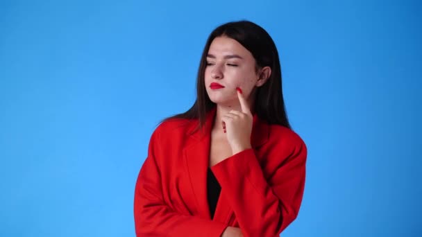 1人の女性の4Kビデオは何かを計画し 青の背景に上を指す 感情の概念 — ストック動画