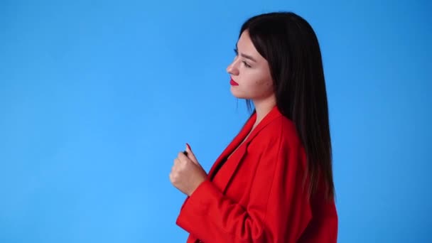 何かを考えて計画し 青い背景の上に彼女の手にペンを保持する1人の女性の4Kビデオ 感情の概念 — ストック動画