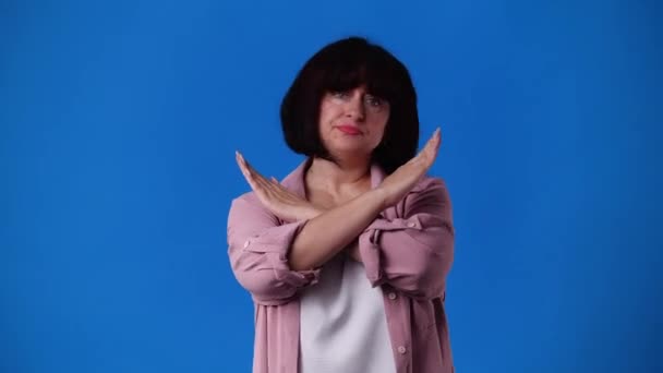 Video Einer Frau Mit Verschränkten Händen Auf Blauem Hintergrund Konzept — Stockvideo