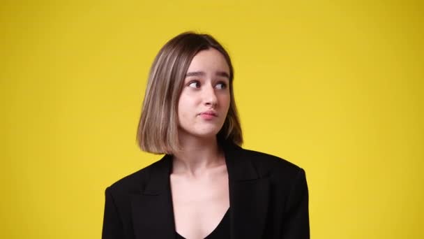 黄色い背景に一人の少女の空虚な感情の4Kスローモーションビデオ 空白の感情の概念 — ストック動画