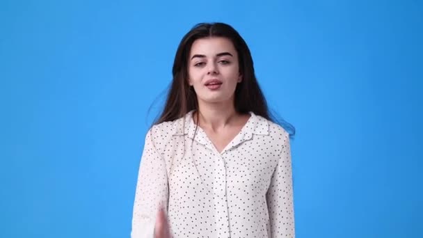 Video Flicka Som Skickar Luftkyss Blå Bakgrund Begreppet Kärlek Känslor — Stockvideo