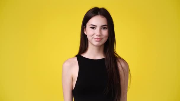 Video Una Chica Sonriendo Sobre Backgtround Amarillo Concepto Emociones — Vídeos de Stock