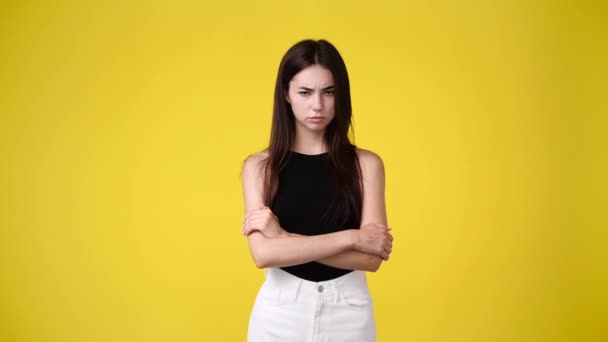 Sarı Arka Planda Panikleyen Bir Kızın Videosu Duyguların Kavramı — Stok video