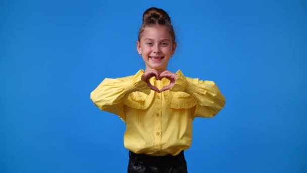 Video Dívky Dělá Tvar Srdce Rukama Modrém Pozadí Koncept Emocí — Stock video