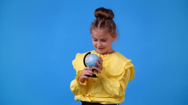 4K视频 一个女孩看着小地球 情绪的概念 — 图库视频影像
