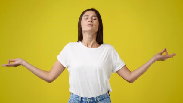 4K视频 一个女孩在黄色背景下假扮成视频 情绪的概念 — 图库视频影像