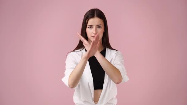 ピンクの背景に十字手で一人の女の子の4K動画 負の感情の概念 — ストック動画
