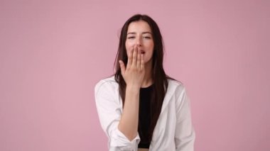 Pembe arka planda duygusal bir kızın 4K videosu. Duyguların kavramı.
