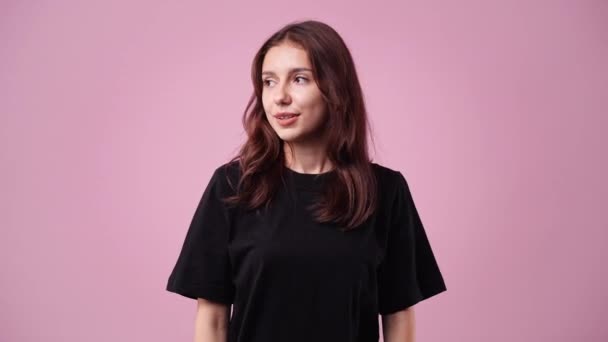 Video Una Chica Mostrando Signo Silencio Fondo Rosa Concepto Emociones — Vídeo de stock