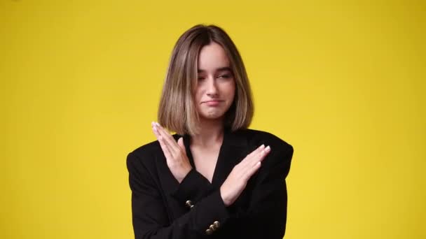 Vídeo Menina Com Expressão Facial Astúcia Fundo Amarelo Conceito Menina — Vídeo de Stock