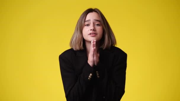 Video Girl Begging Something Yellow Background Concept Emotions — Vídeo de Stock