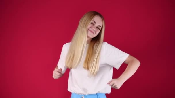 Video Una Chica Bailando Sobre Fondo Rojo Concepto Emociones — Vídeos de Stock