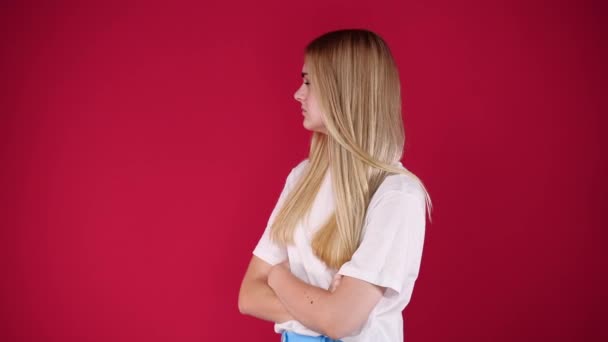 Video Chica Con Expresión Facial Reflexiva Sobre Fondo Rojo Concepto — Vídeo de stock