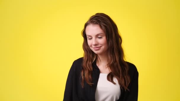 Відео Однієї Дівчини Посилає Повітряний Поцілунок Жовтому Тлі Поняття Емоцій — стокове відео