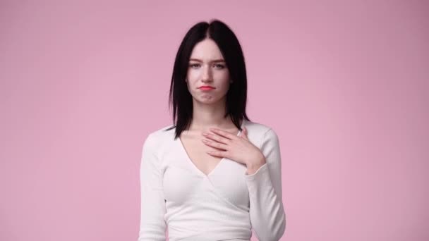 Video Jedné Dívky Ukazující Stopku Nad Růžovým Pozadím Pojetí Emocí — Stock video