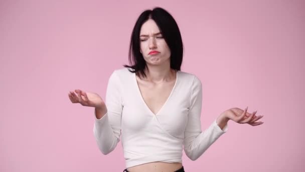 Video Jedné Dívky Ukazuje Vlevo Přes Růžové Pozadí Pojetí Emocí — Stock video