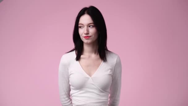 Wideo Jednej Dziewczyny Pokazujące Znak Milczenia Różowym Tle Pojęcie Emocji — Wideo stockowe