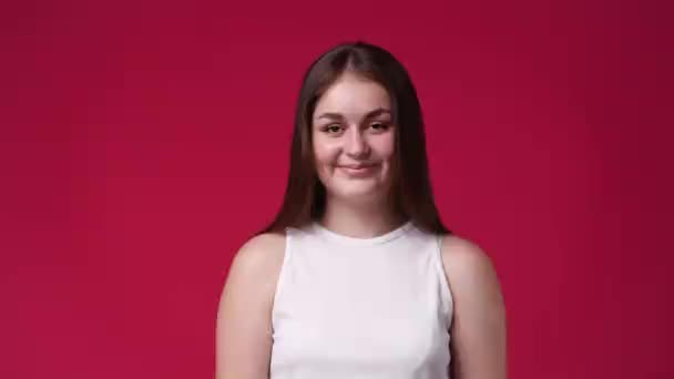 Video Una Chica Posando Para Video Sobre Fondo Rojo Concepto — Vídeos de Stock