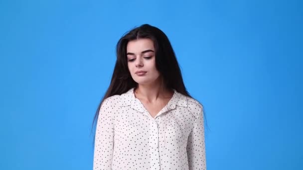 Vidéo Une Fille Regardant Côté Autre Sur Fond Bleu Concept — Video