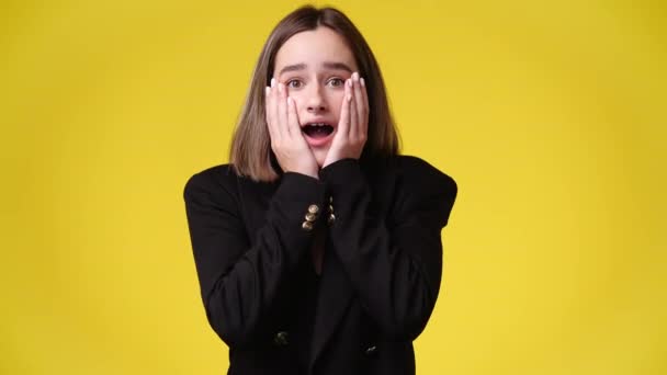 Wideo Kobiety Dotykającej Ciała Twarzy Żółtym Tle Pojęcie Emocji — Wideo stockowe