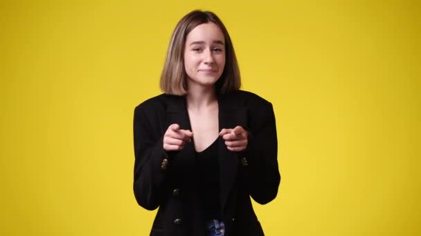 Vídeo Uma Garota Mostrando Sinal Rock Fundo Amarelo Conceito Emoções — Vídeo de Stock