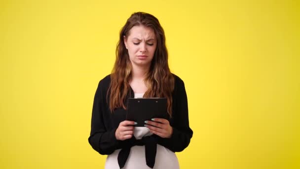 Wideo Słodkiej Dziewczyny Negatywnym Wyrazem Twarzy Żółtym Tle Pojęcie Emocji — Wideo stockowe