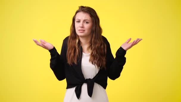 Wideo Czystymi Emocjami Jednej Dziewczyny Żółtym Tle Pojęcie Pustych Emocji — Wideo stockowe
